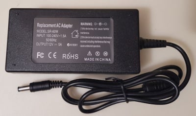 Захранване . Импулсен aдаптeр от 220V на 12VDC / 5A