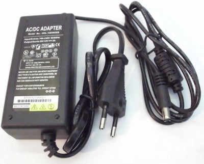 Захранване . Aдаптeр от 220V на 12VDC / 3A  импулсен,стабилизиран