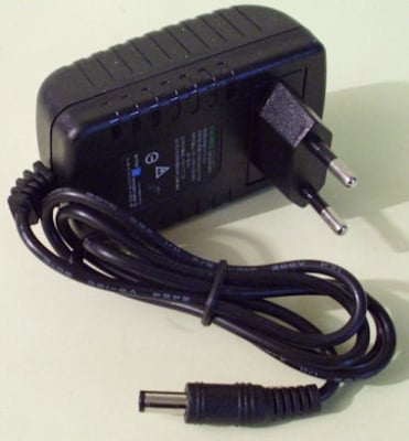 Захранване . Aдаптeр от 220V на 12VDC / 3A  импулсен,стабилизиран