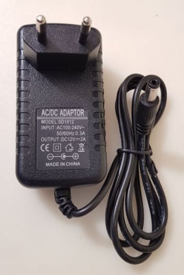 Захранване . Aдаптeр от 220V на 12VDC / 2A