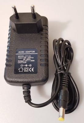 Захранване . Aдаптeр от 220V на 12VDC / 2A  XT122 импулсен